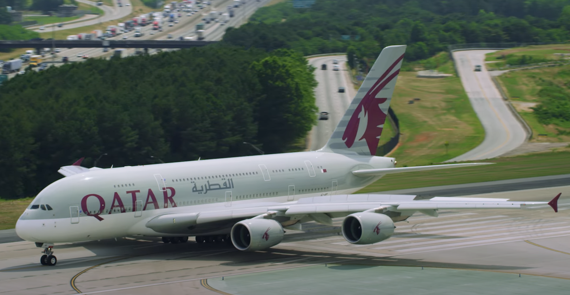 plane qatar airways-airport