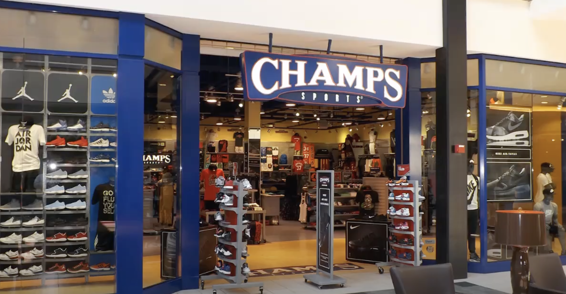 champs sports store front-s...