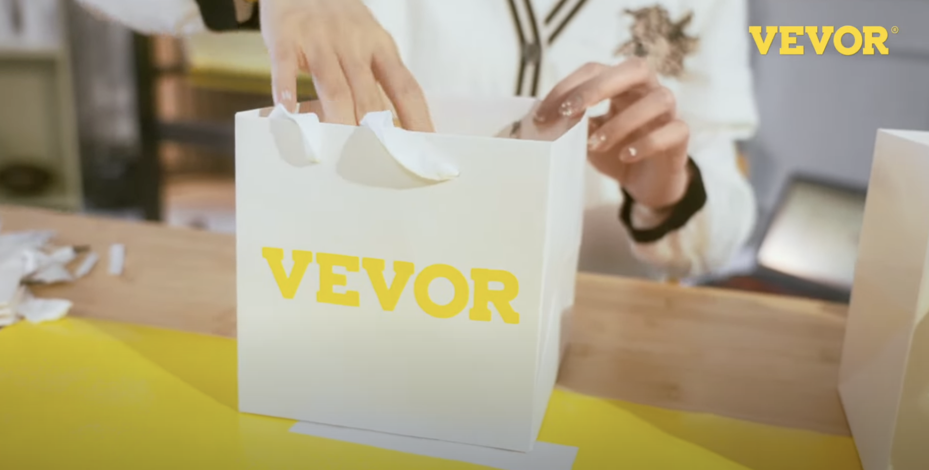 hand in vevor bag-unboxing